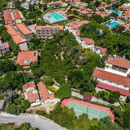 Riverside Garden 4* Karavász